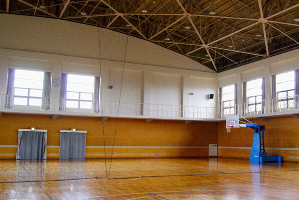 صالة الألعاب الرياضية والمرافق الرياضية في الحرم الجامعي